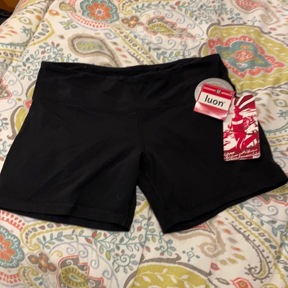 Lululemon. W Twirl Short. NWT. BLACK